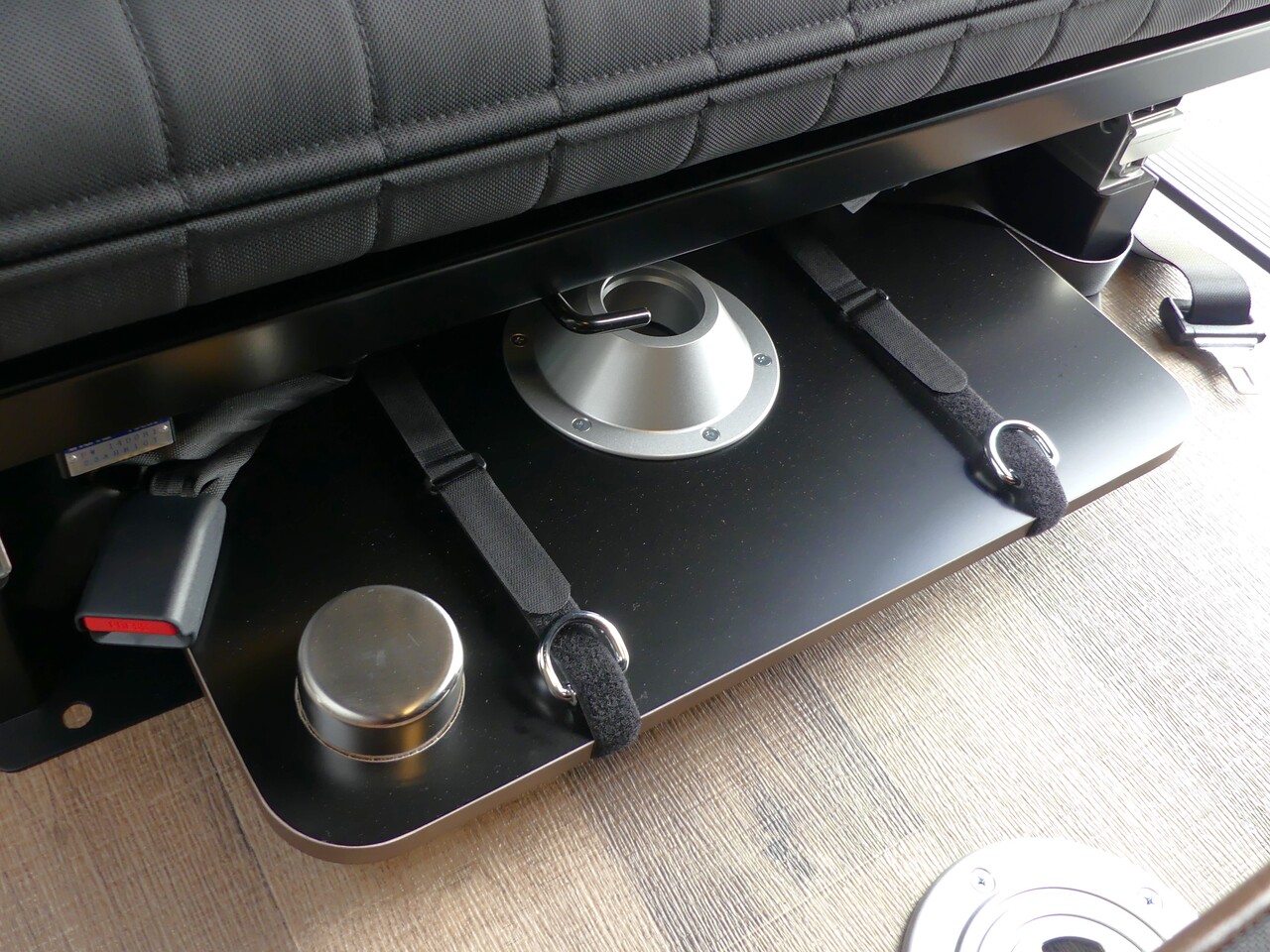 ハイエースバン キャンピングカー【FD-BOX V09-M】 テーブルも収納可能